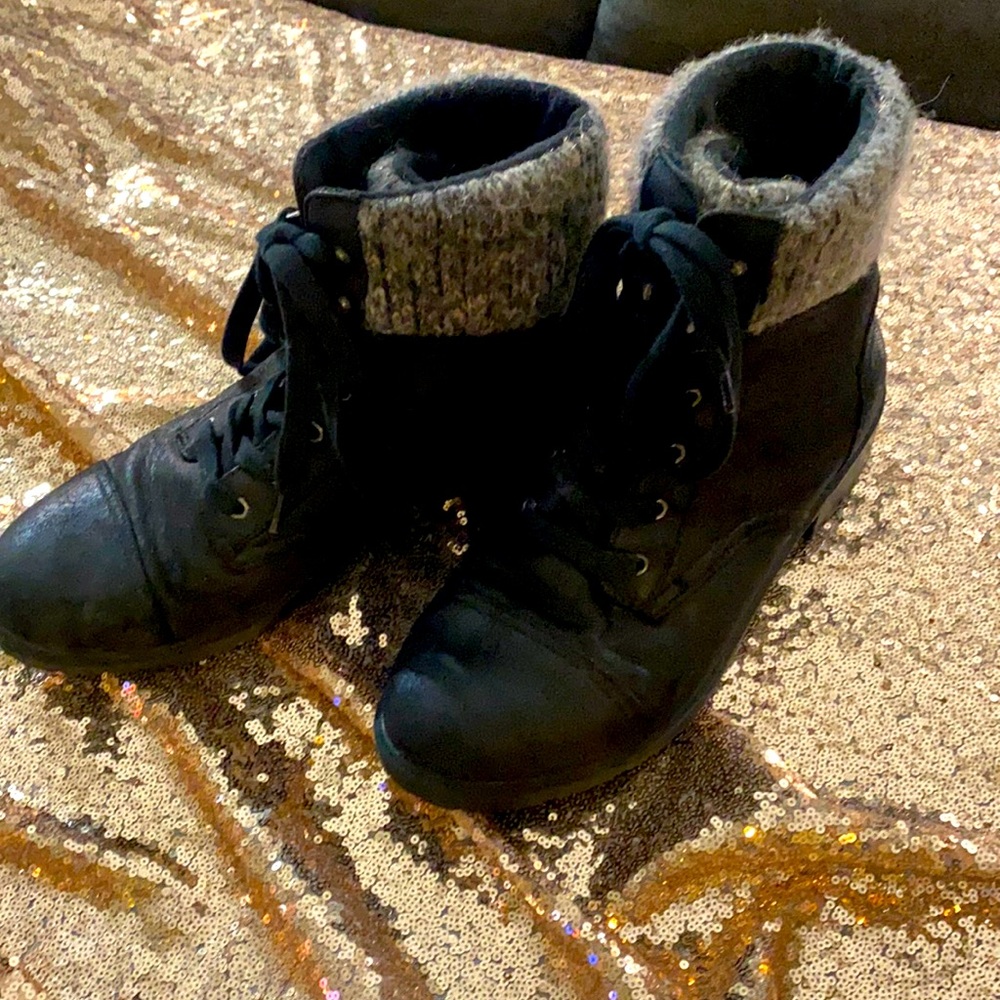 Black boots with cuff